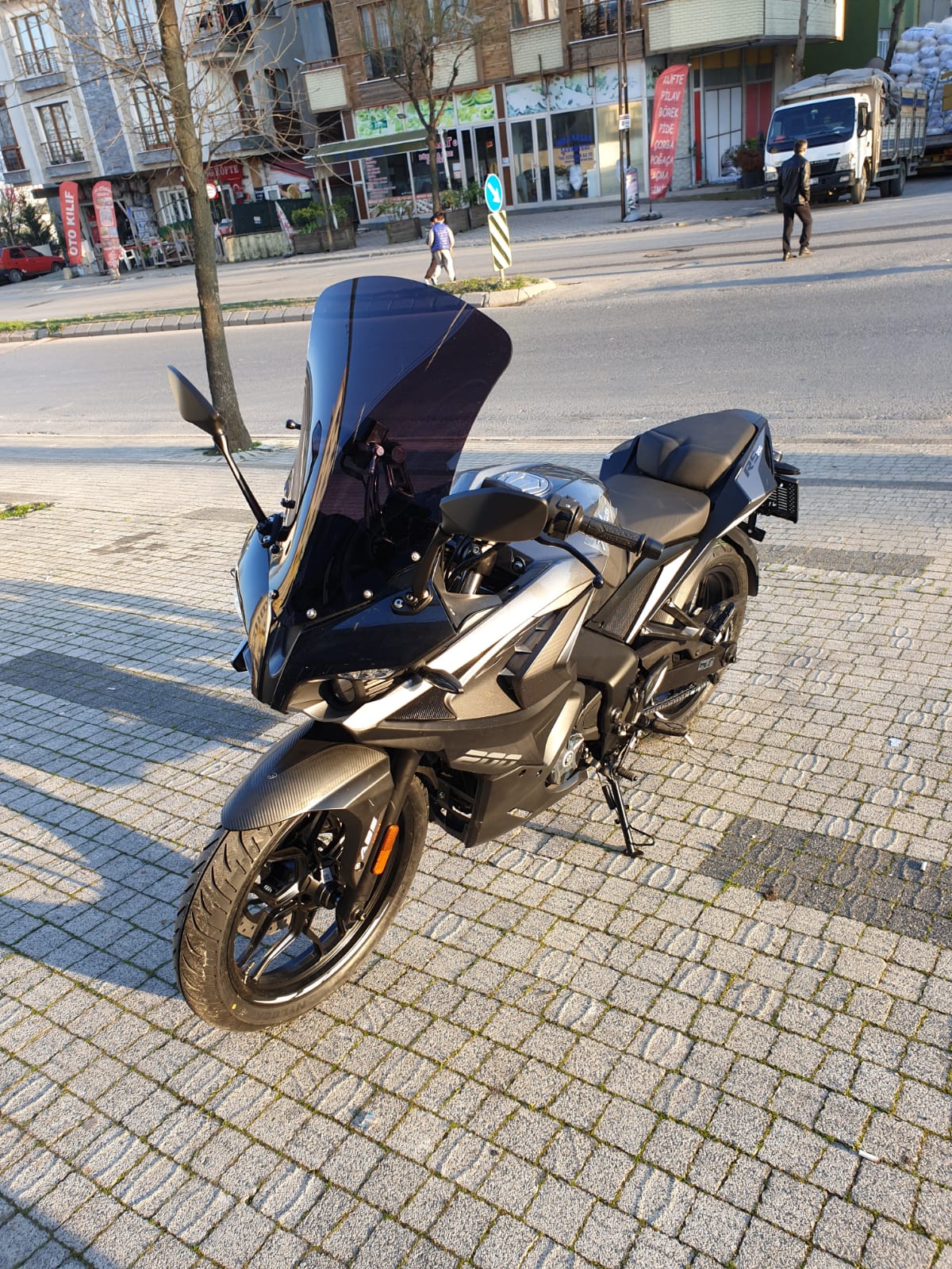 Pulsar RS 200 Siperlik Ön Cam 2015-2025 Model 56cm Siyah Renkli 4mm UZUN CAM