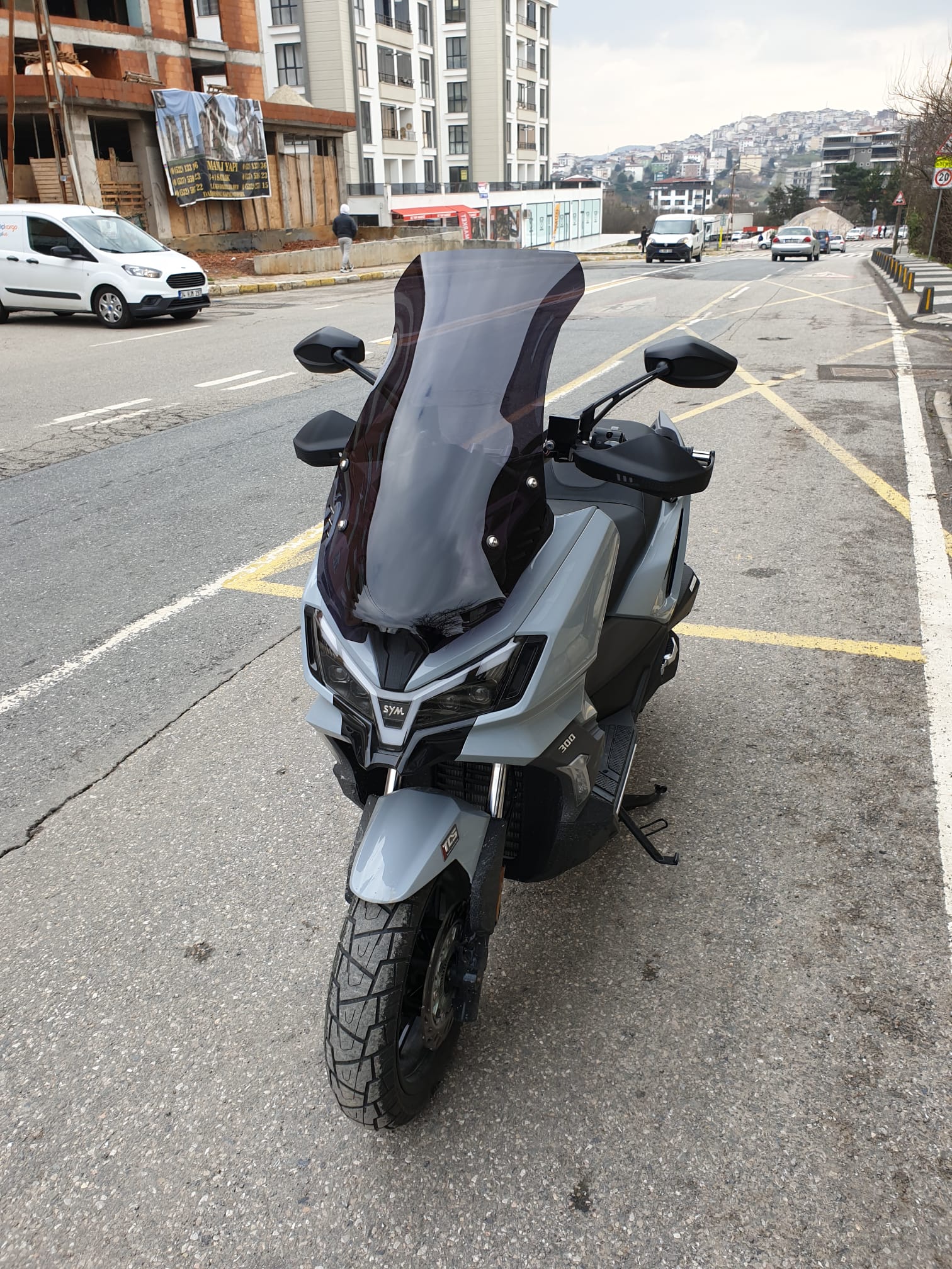 SYM ADX 300 Siperlik Ön Cam 2024-2025 Model 65cm Siyah Renkli 4mm ORTA BOYLU CAM