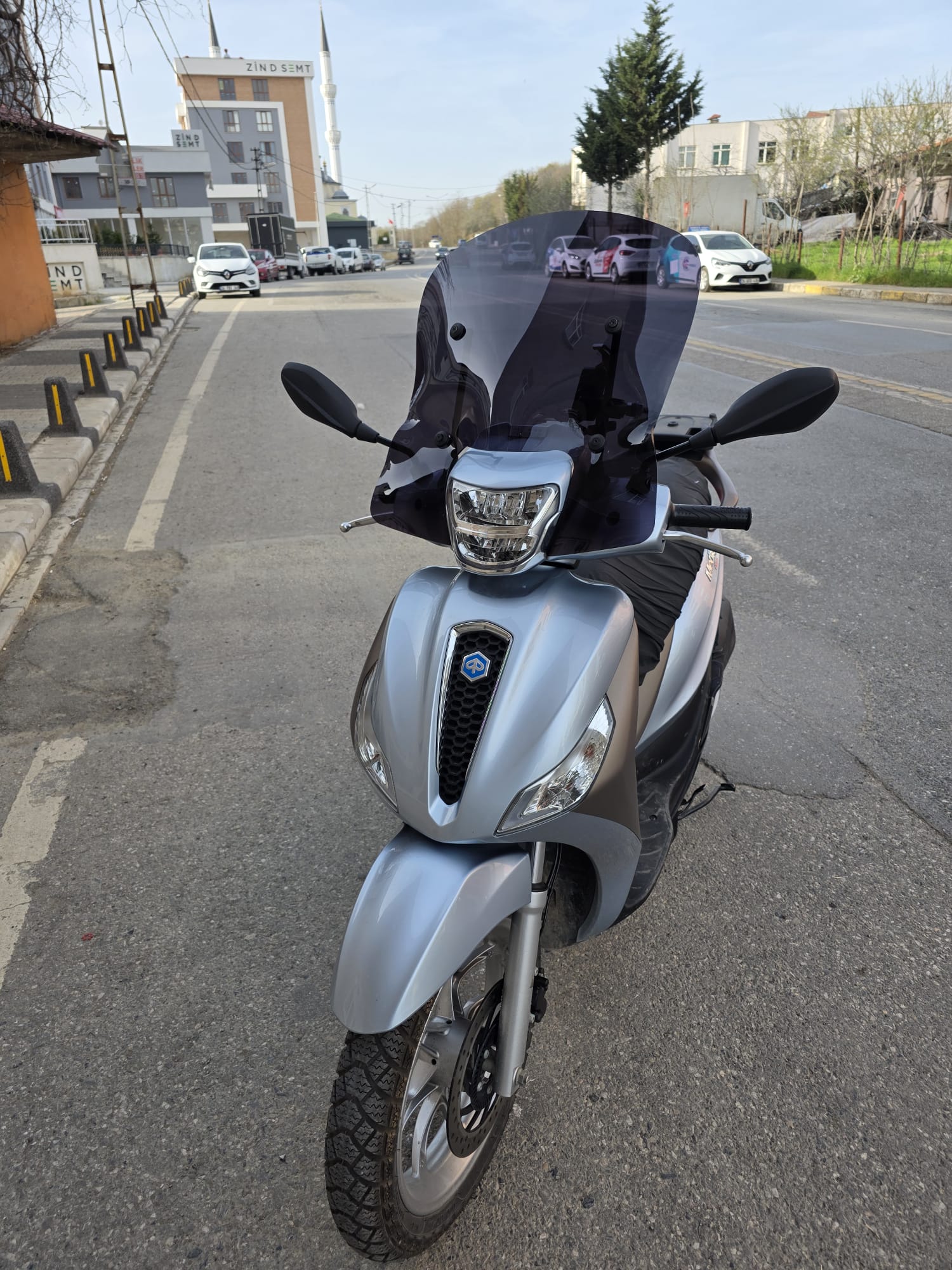 Piaggio Medley S 150 Ön Cam 2021-2025 Model 54cm  Siyah Renkli APARATSIZ GÖNDERİLİR