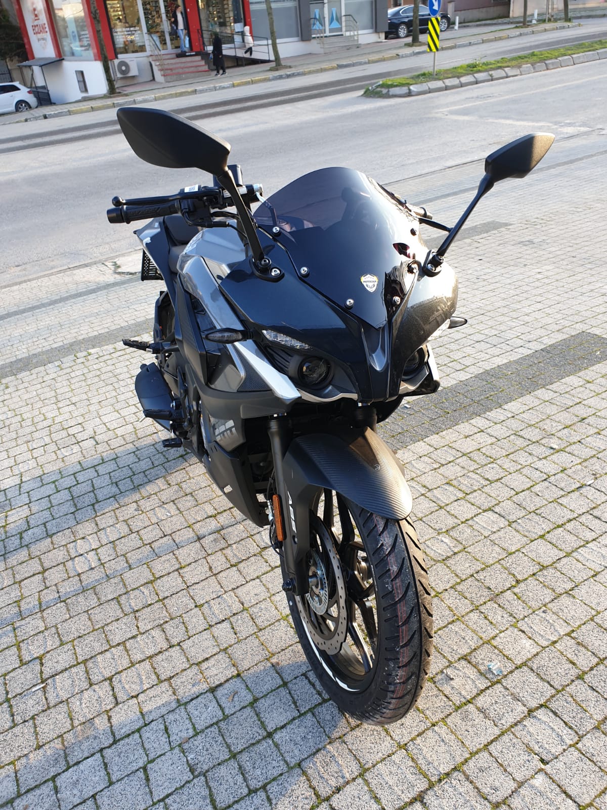 Pulsar RS 200 Siperlik Ön Cam 2015-2025 Model 33cm Siyah Renkli 4mm KISA SPOR CAM