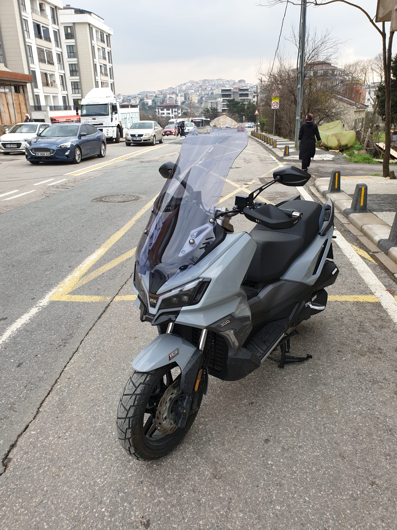 SYM ADX 300 Siperlik Ön Cam 2024-2025 Model 75cm Füme Renkli 4mm UZUN CAM