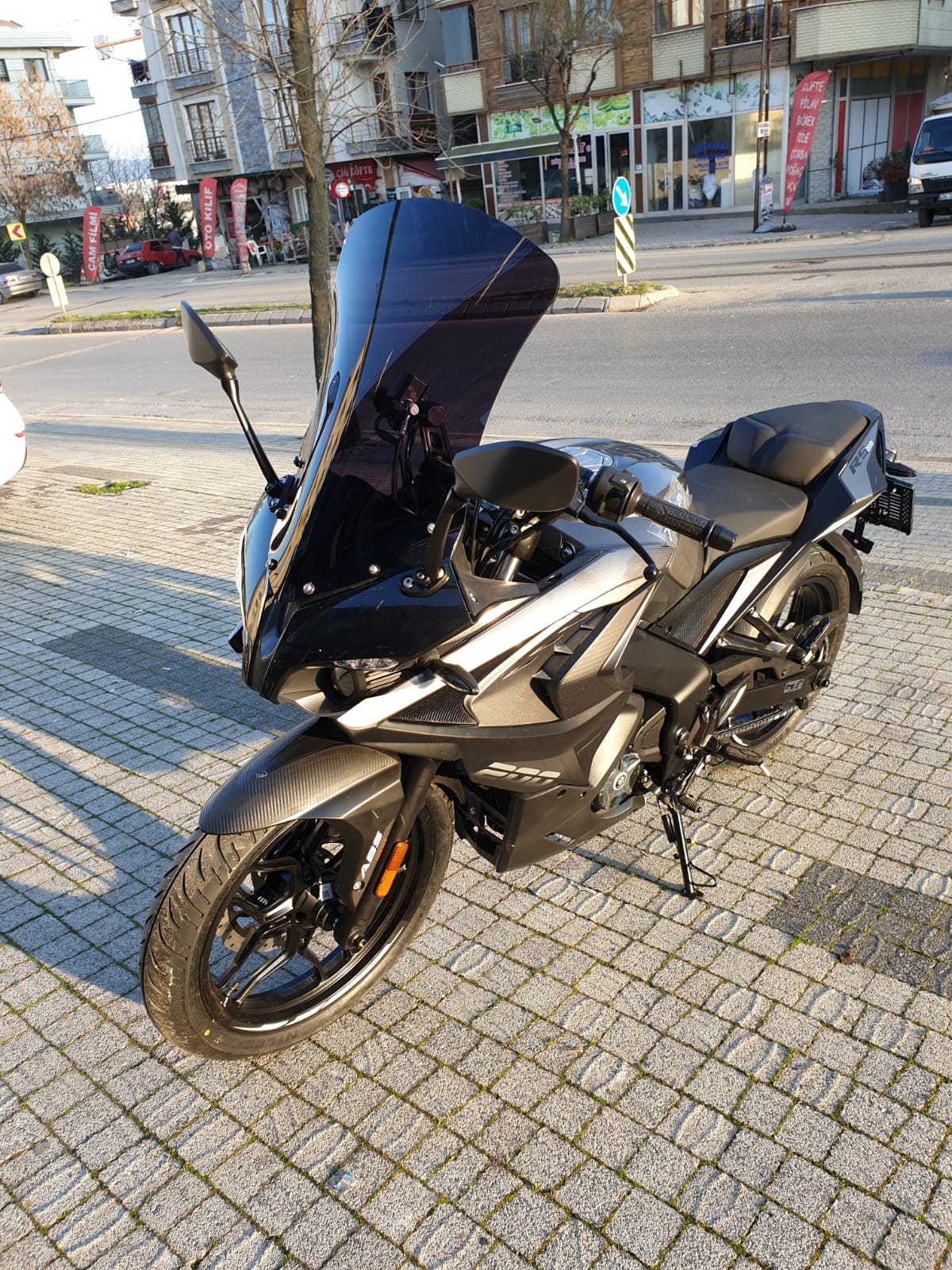 Pulsar RS 200 Siperlik Ön Cam 2015-2025 Model 56cm Siyah Renkli 4mm UZUN CAM