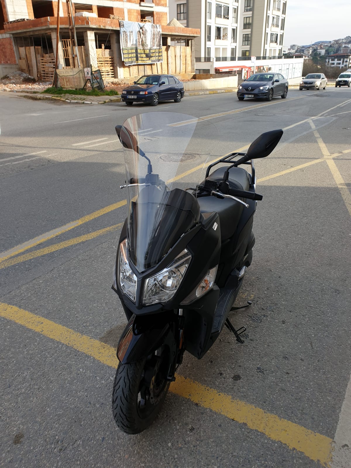 SYM JET 14 200 Siperlik Ön Cam 2017-2025 Model 72cm Şeffaf Renkli 4mm UZUN CAM