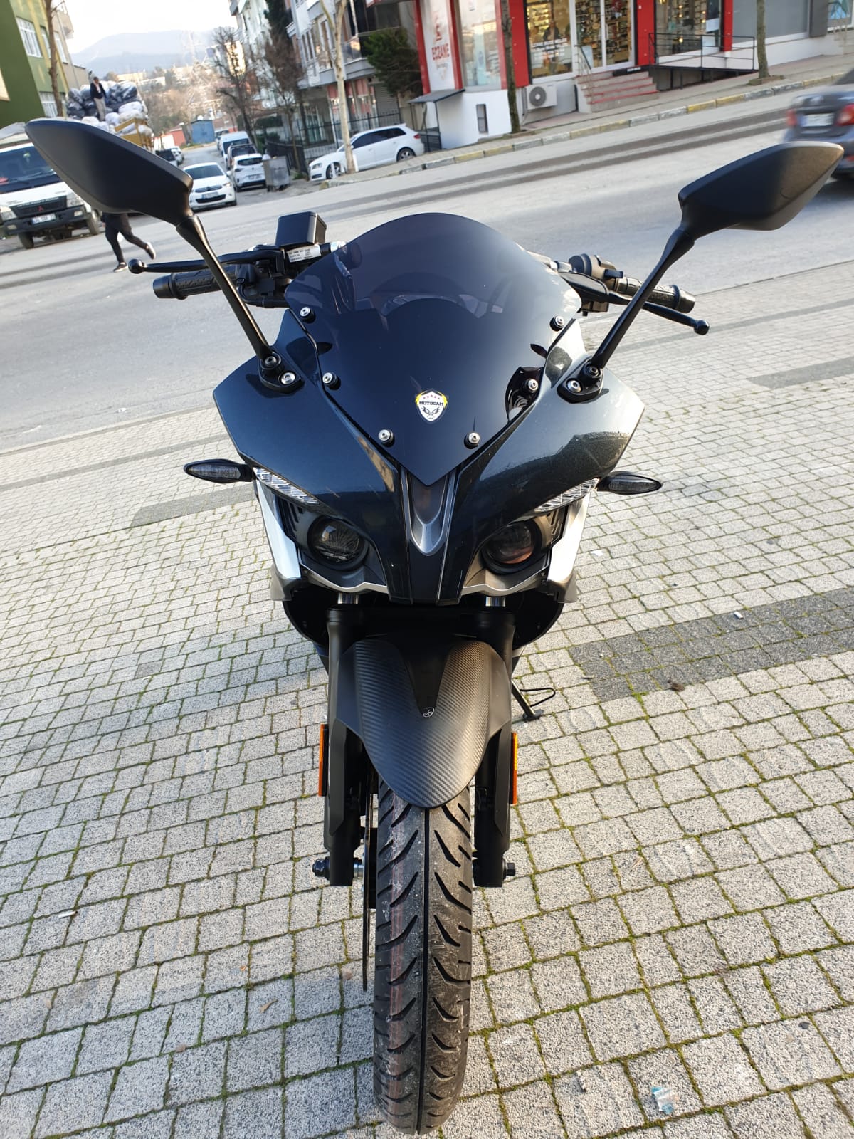 Pulsar RS 200 Siperlik Ön Cam 2015-2025 Model 33cm Siyah Renkli 4mm KISA SPOR CAM
