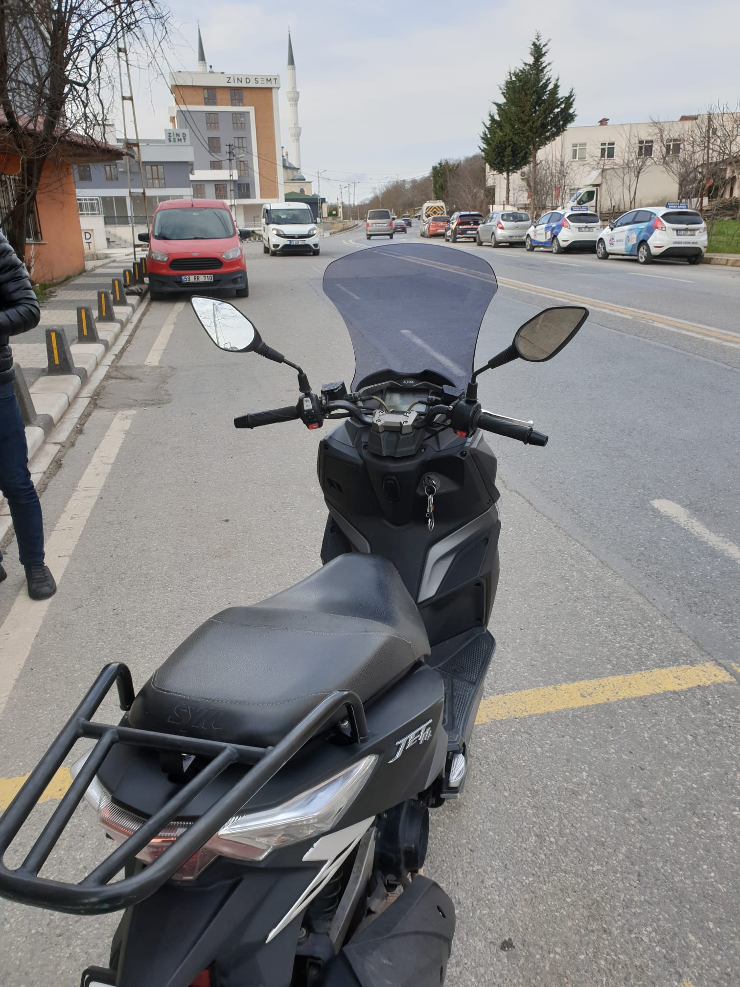 SYM JET 14 200 Siperlik Ön Cam 2017-2025 Model 65cm Füme Renkli 4mm UZUN CAM