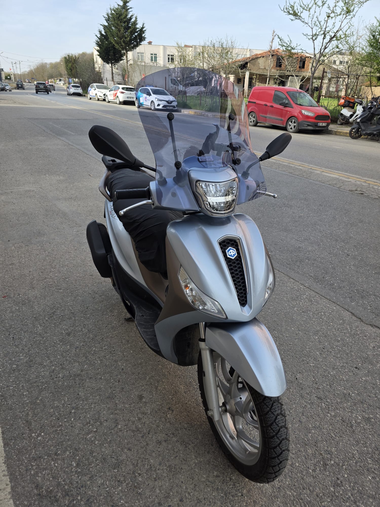 Piaggio Medley S 150 Ön Cam 2021-2025 Model 54cm Füme Renkli APARATSIZ GÖNDERİLİR
