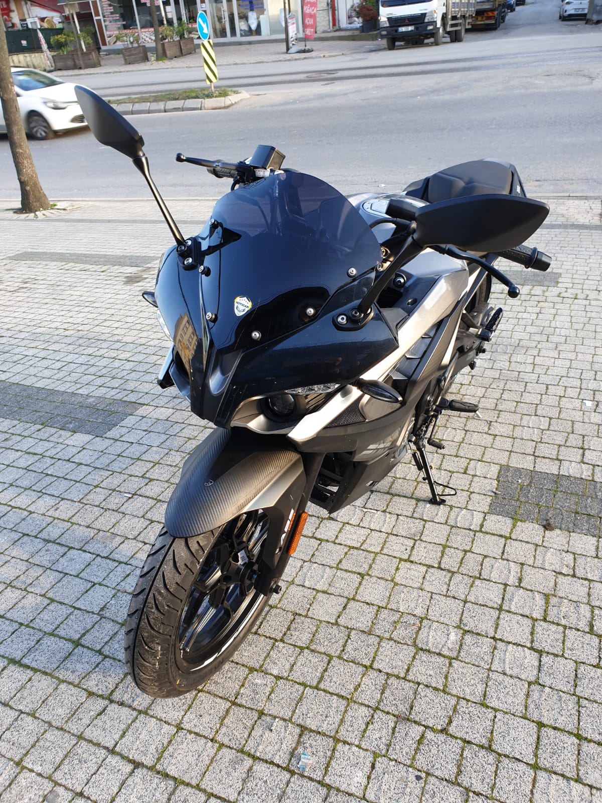 Pulsar RS 200 Siperlik Ön Cam 2015-2025 Model 33cm Siyah Renkli 4mm KISA SPOR CAM