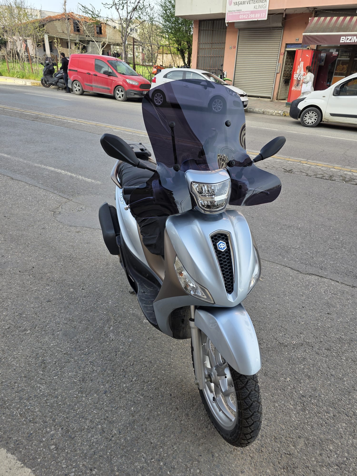 Piaggio Medley S 150 Ön Cam 2021-2025 Model 56cm  Siyah Renkli Elcikli APARATSIZ GÖNDERİLİR