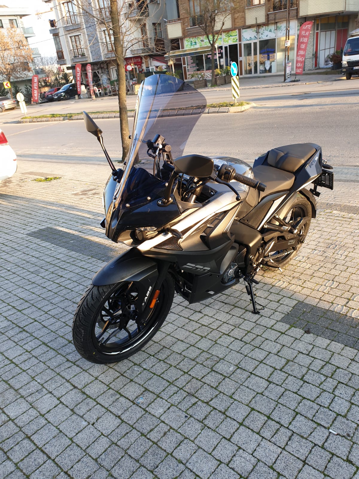 Pulsar RS 200 Siperlik Ön Cam 2015-2025 Model 56cm Füme Renkli 4mm UZUN CAM