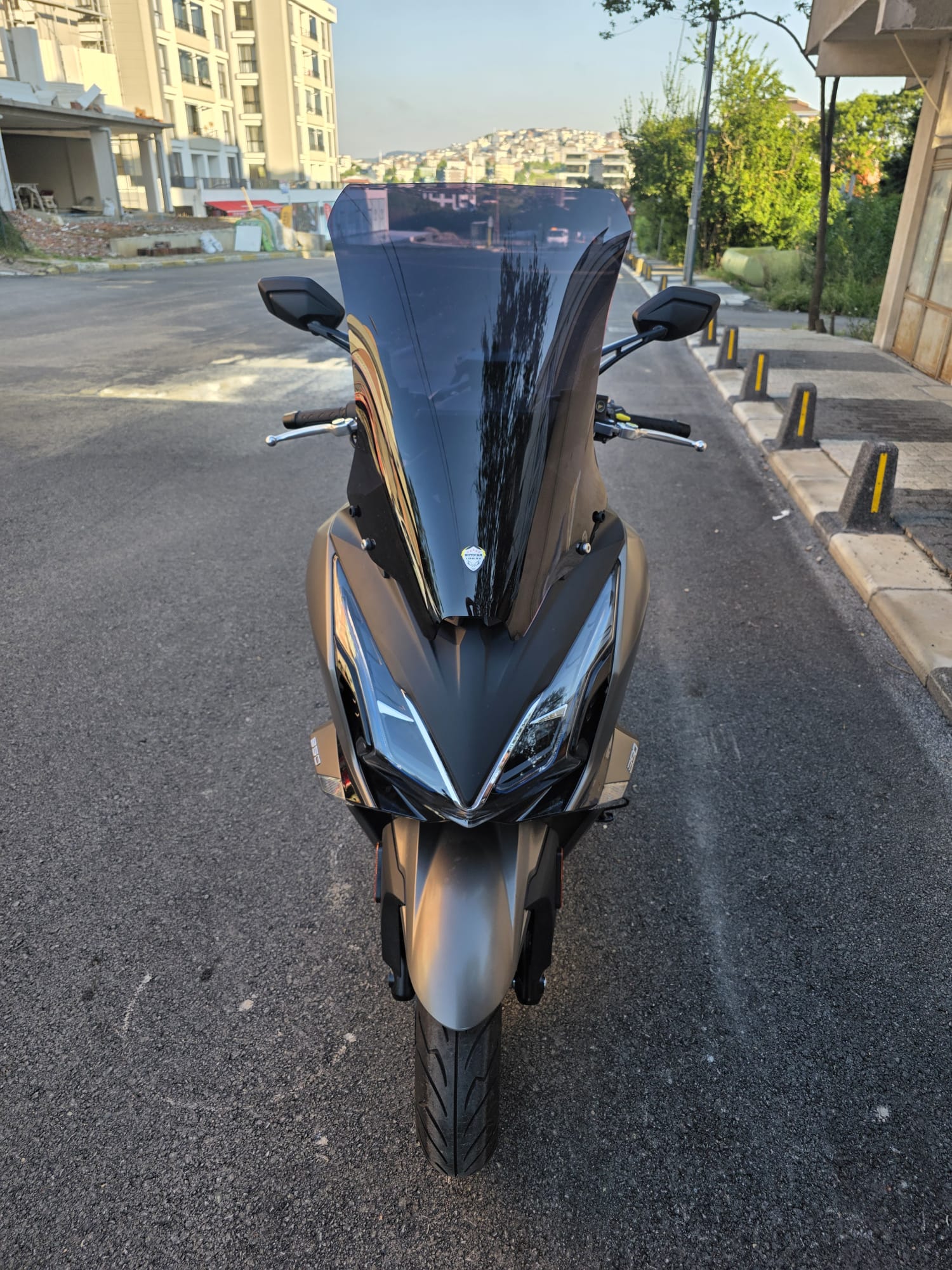 Kymco Downtown GT 350 Siperlik Ön Cam 2025 Model 62cm Siyah Renkli 4mm