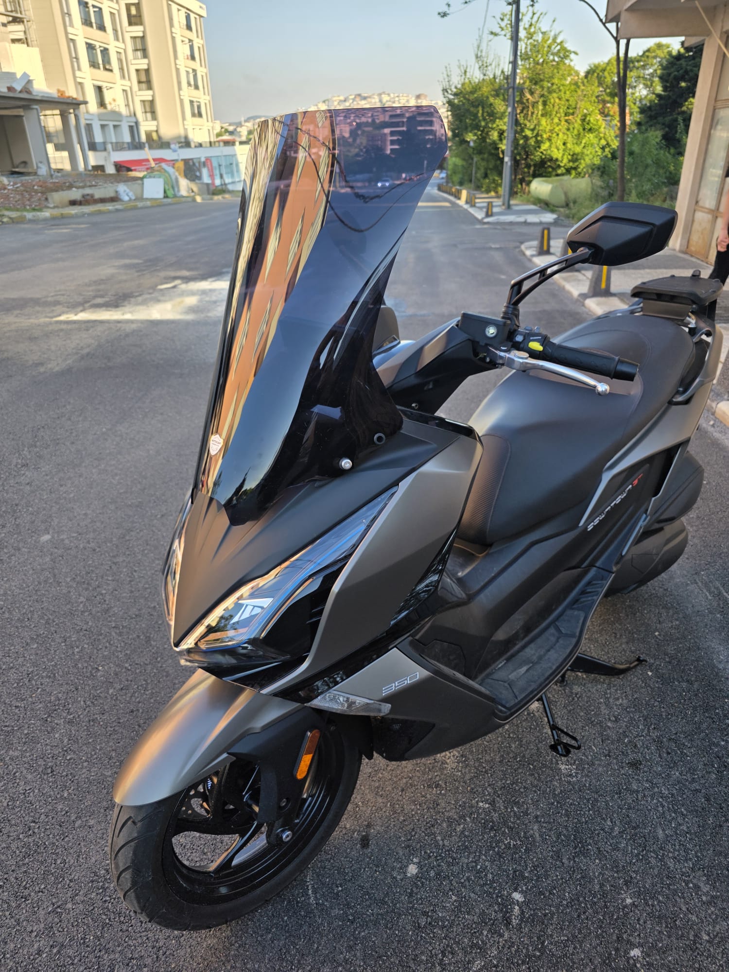 Kymco Downtown GT 350 Siperlik Ön Cam 2025 Model 62cm Siyah Renkli 4mm