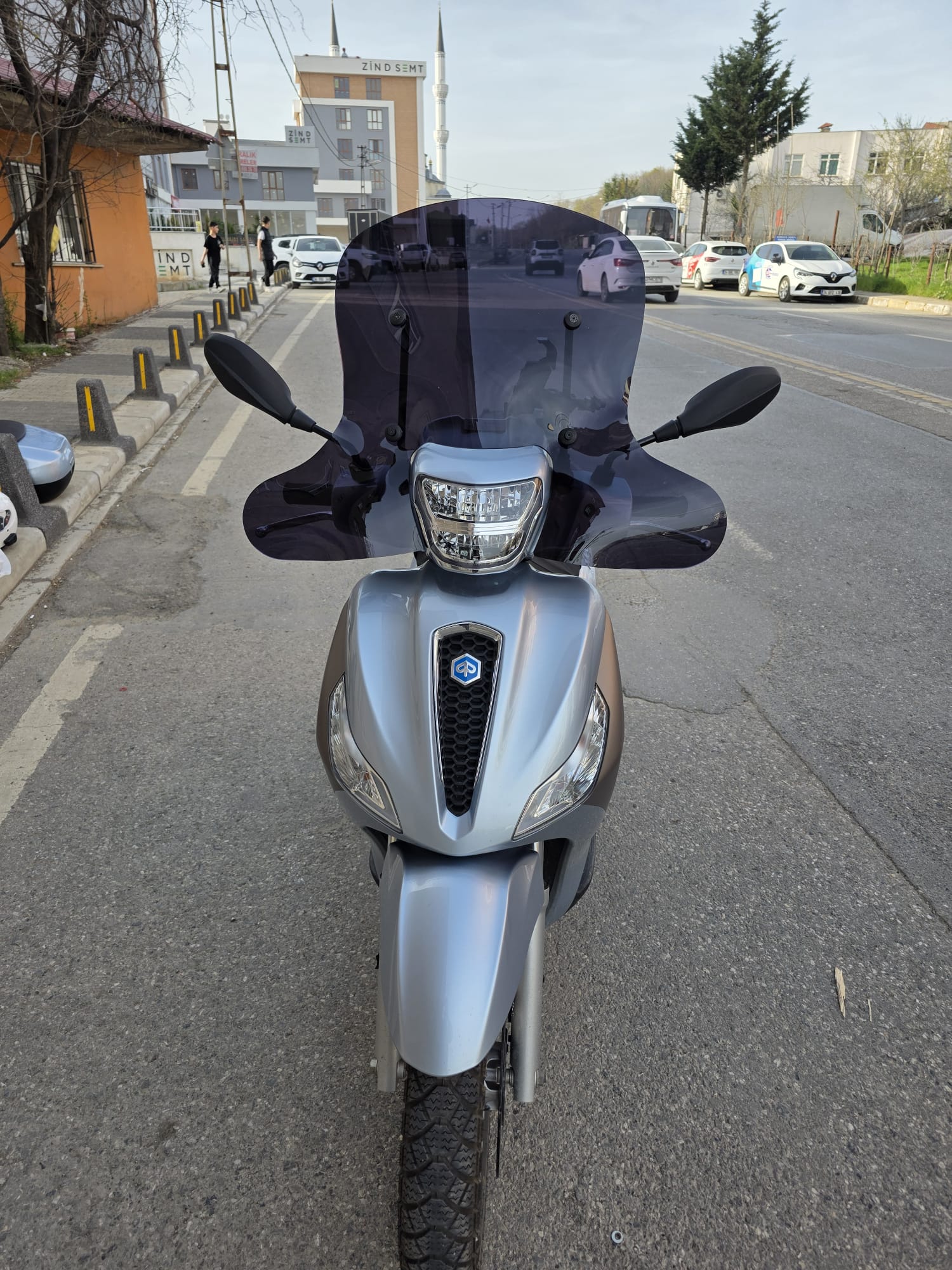 Piaggio Medley S 150 Ön Cam 2021-2025 Model 56cm  Siyah Renkli Elcikli APARATSIZ GÖNDERİLİR