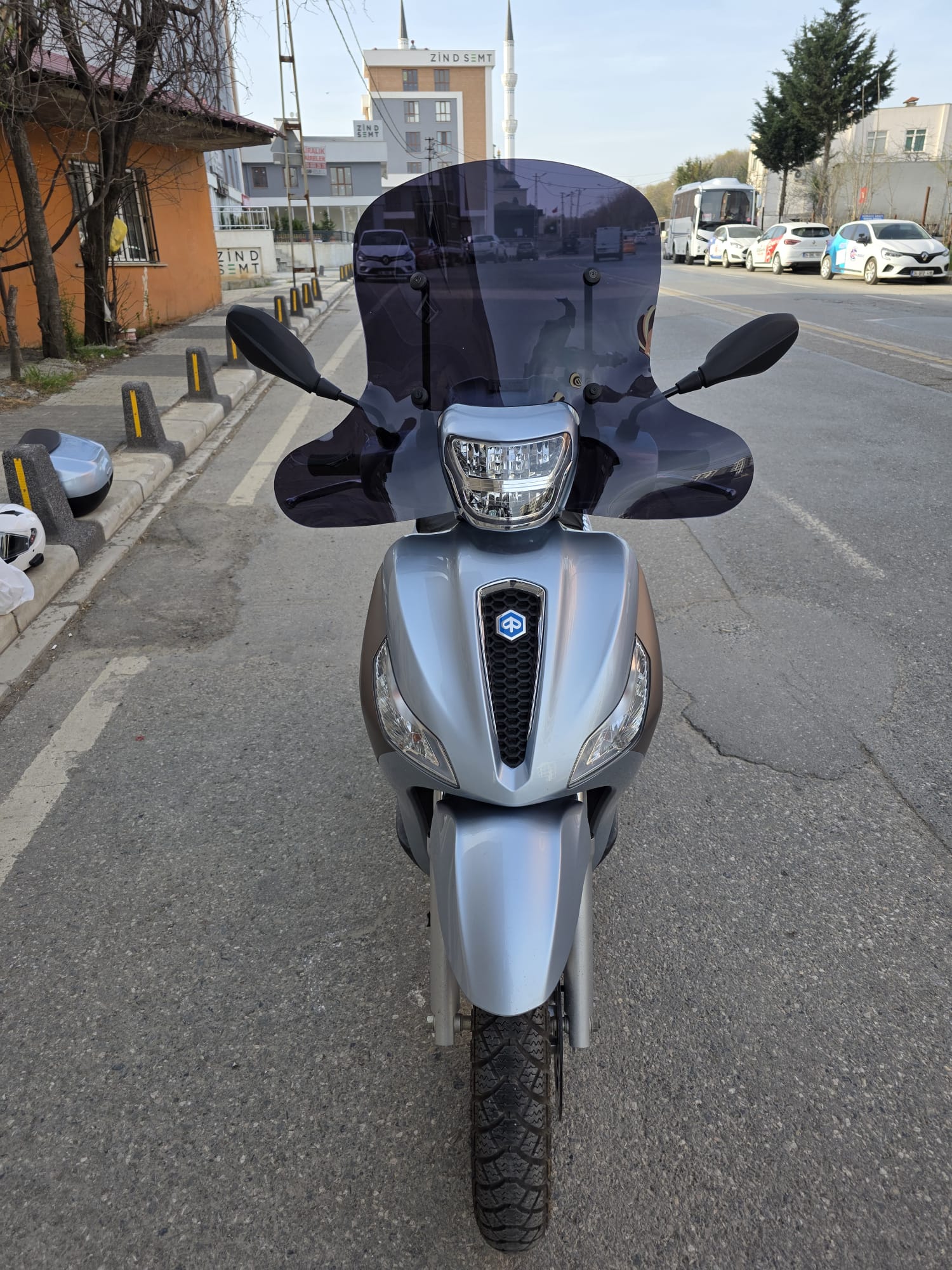 Piaggio Medley S 150 Ön Cam 2021-2025 Model 56cm  Siyah Renkli Elcikli APARATSIZ GÖNDERİLİR
