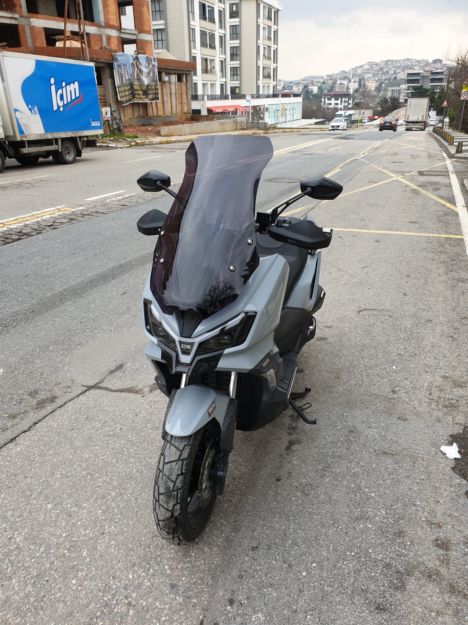 SYM ADX 300 Siperlik Ön Cam 2024-2025 Model 65cm Siyah Renkli 4mm ORTA BOYLU CAM