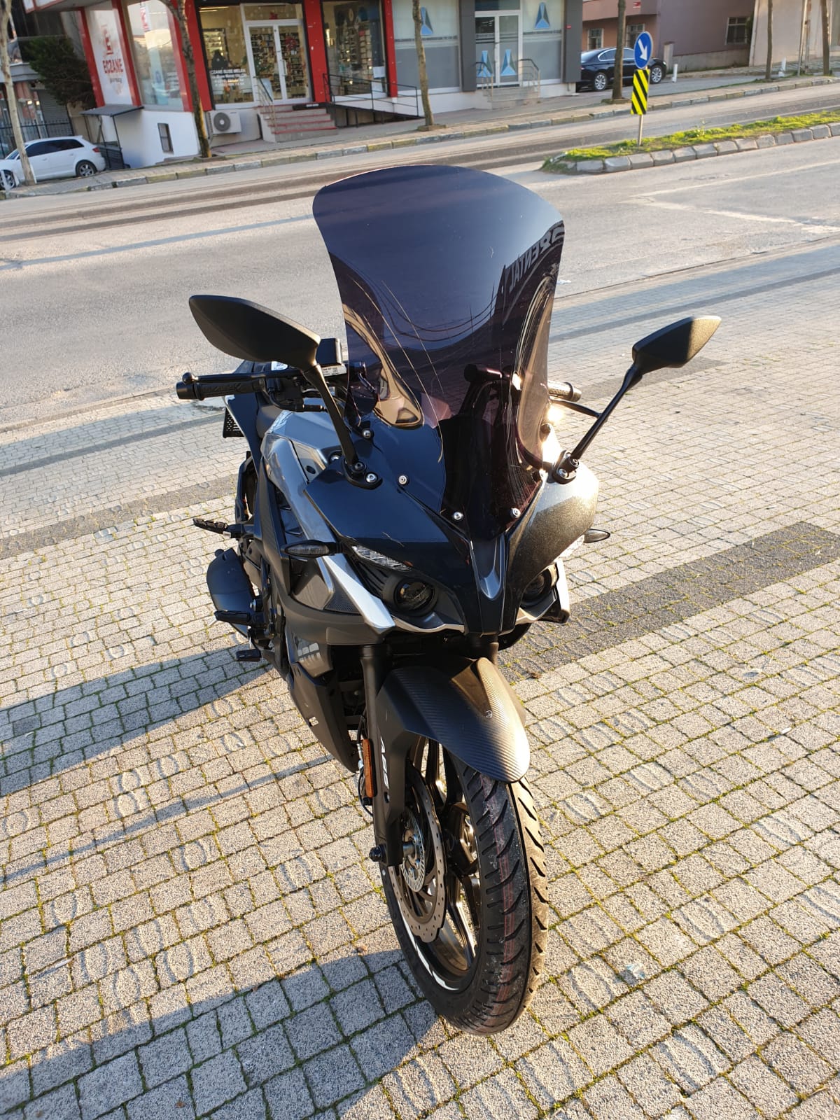 Pulsar RS 200 Siperlik Ön Cam 2015-2025 Model 56cm Siyah Renkli 4mm UZUN CAM