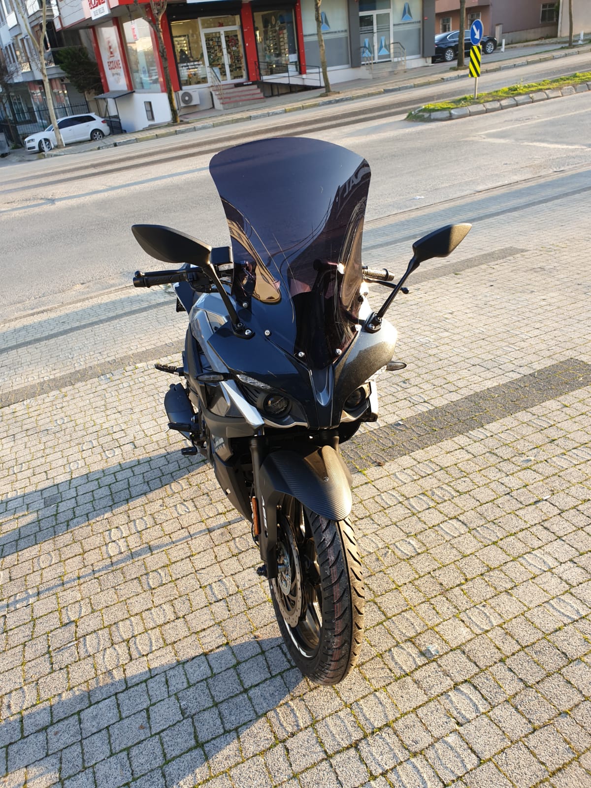 Pulsar RS 200 Siperlik Ön Cam 2015-2025 Model 56cm Siyah Renkli 4mm UZUN CAM