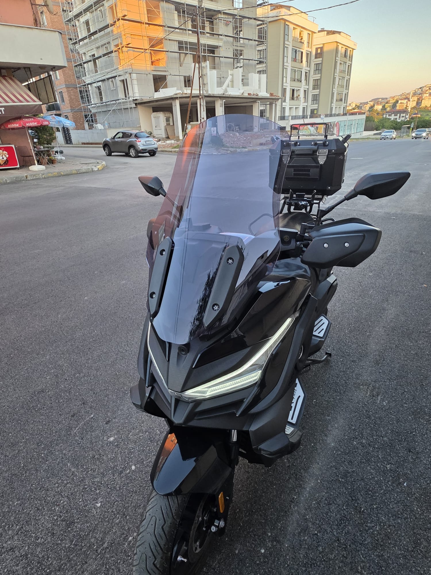 Voge SR4 Siperlik Ön Cam 2022-2025 Model 54cm Füme Renkli 4mm ORİJİNAL BOYLU