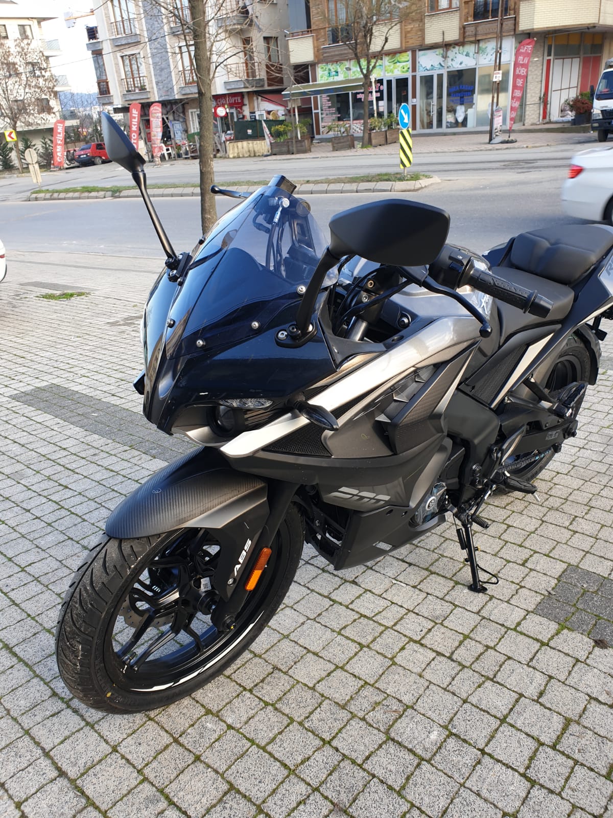 Pulsar RS 200 Siperlik Ön Cam 2015-2025 Model 33cm Füme Renkli 4mm KISA SPOR CAM