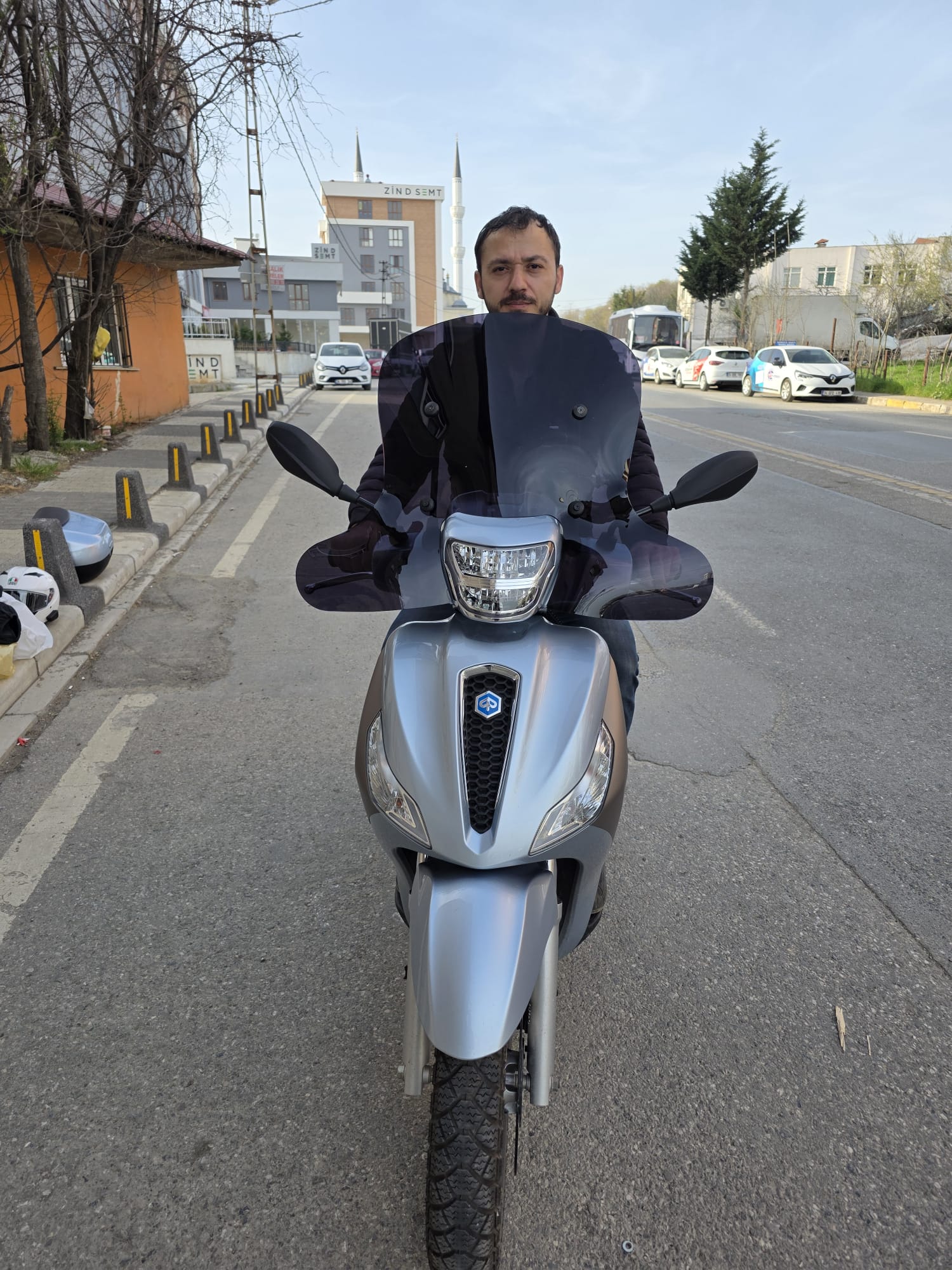 Piaggio Medley S 150 Ön Cam 2021-2025 Model 56cm  Siyah Renkli Elcikli APARATSIZ GÖNDERİLİR