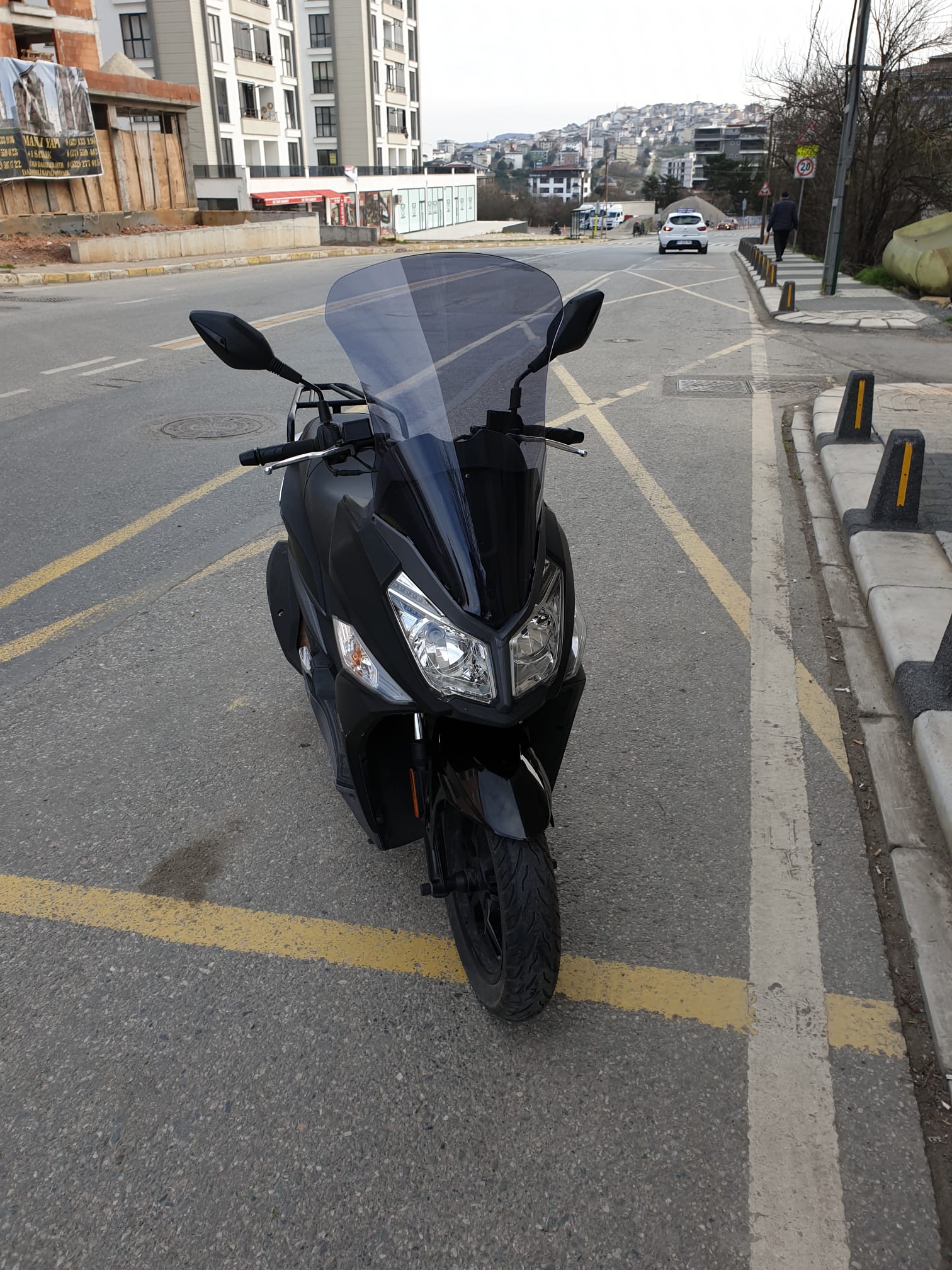 SYM JET 14 200 Siperlik Ön Cam 2017-2025 Model 72cm Füme Renkli 4mm UZUN CAM