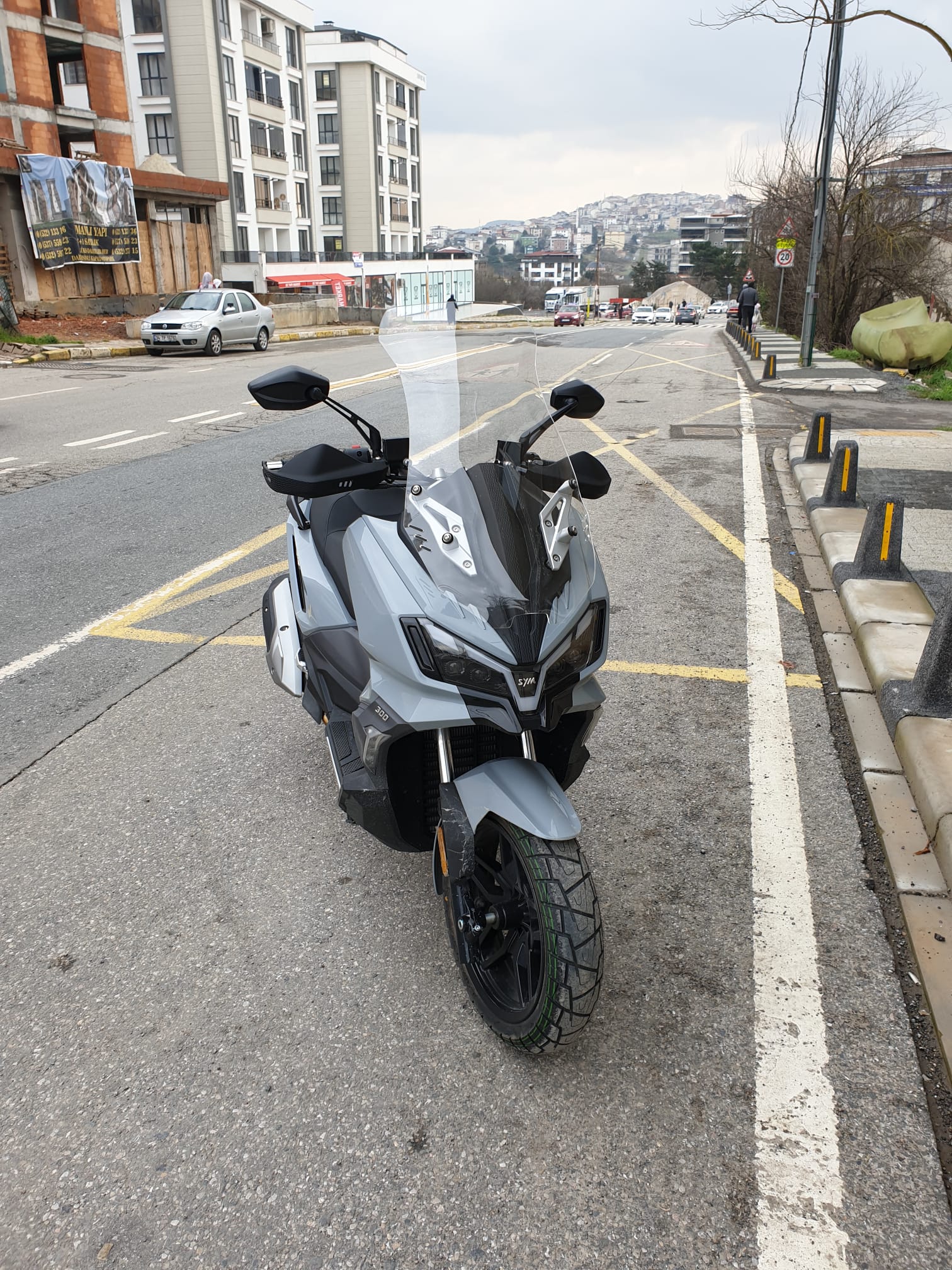 SYM ADX 300 Siperlik Ön Cam 2024-2025 Model 75cm Şeffaf Renkli 4mm UZUN CAM