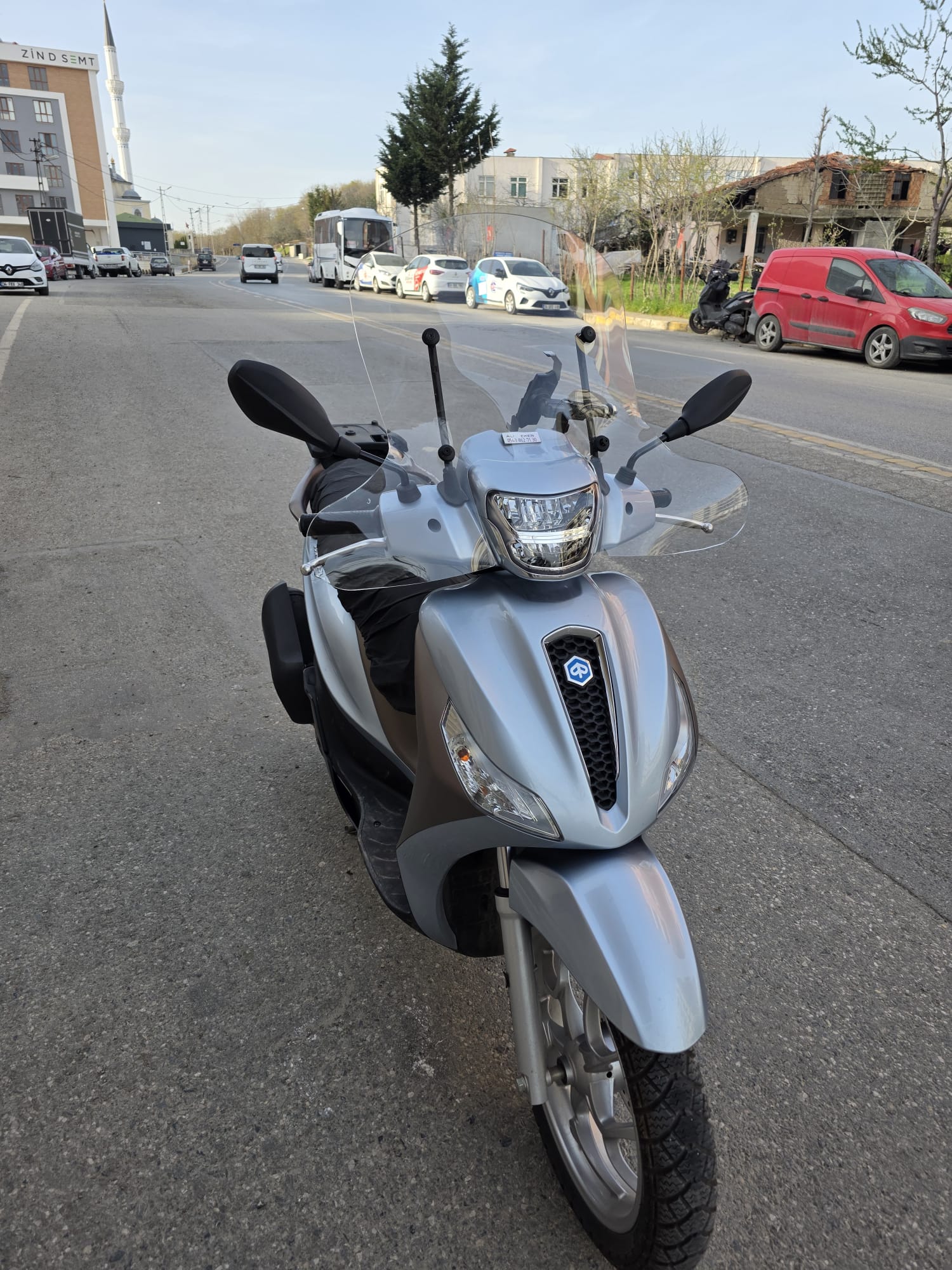 Piaggio Medley S 150 Ön Cam 2021-2025 Model 56cm Şeffaf Renkli Elcikli APARATSIZ GÖNDERİLİR
