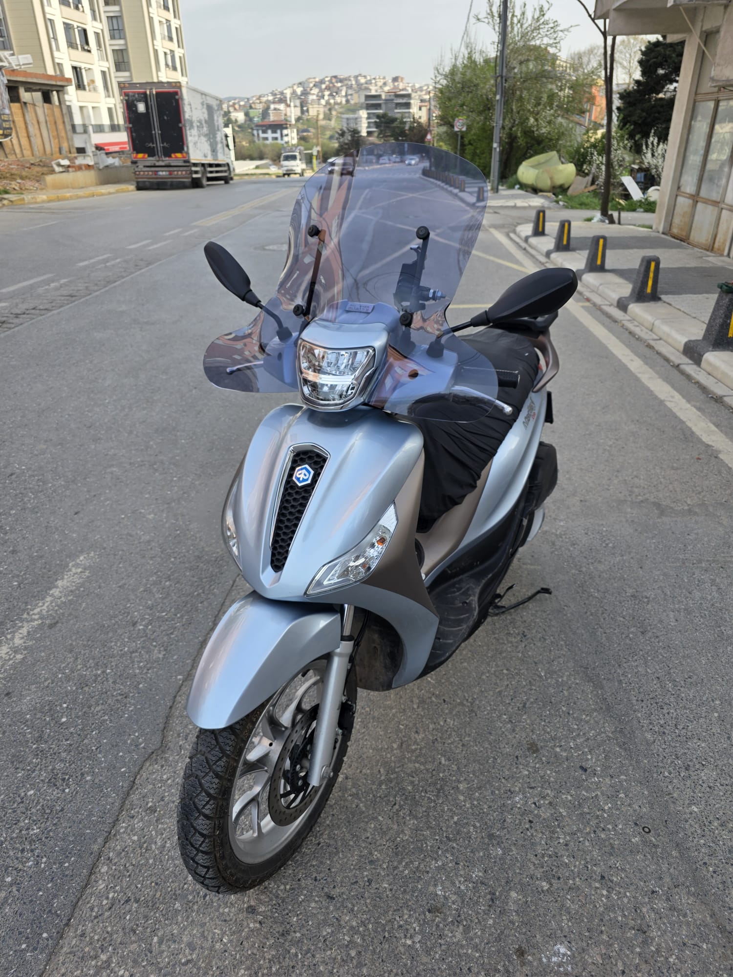 Piaggio Medley S 150 Ön Cam 2021-2025 Model 56cm füme Renkli Elcikli APARATSIZ GÖNDERİLİR