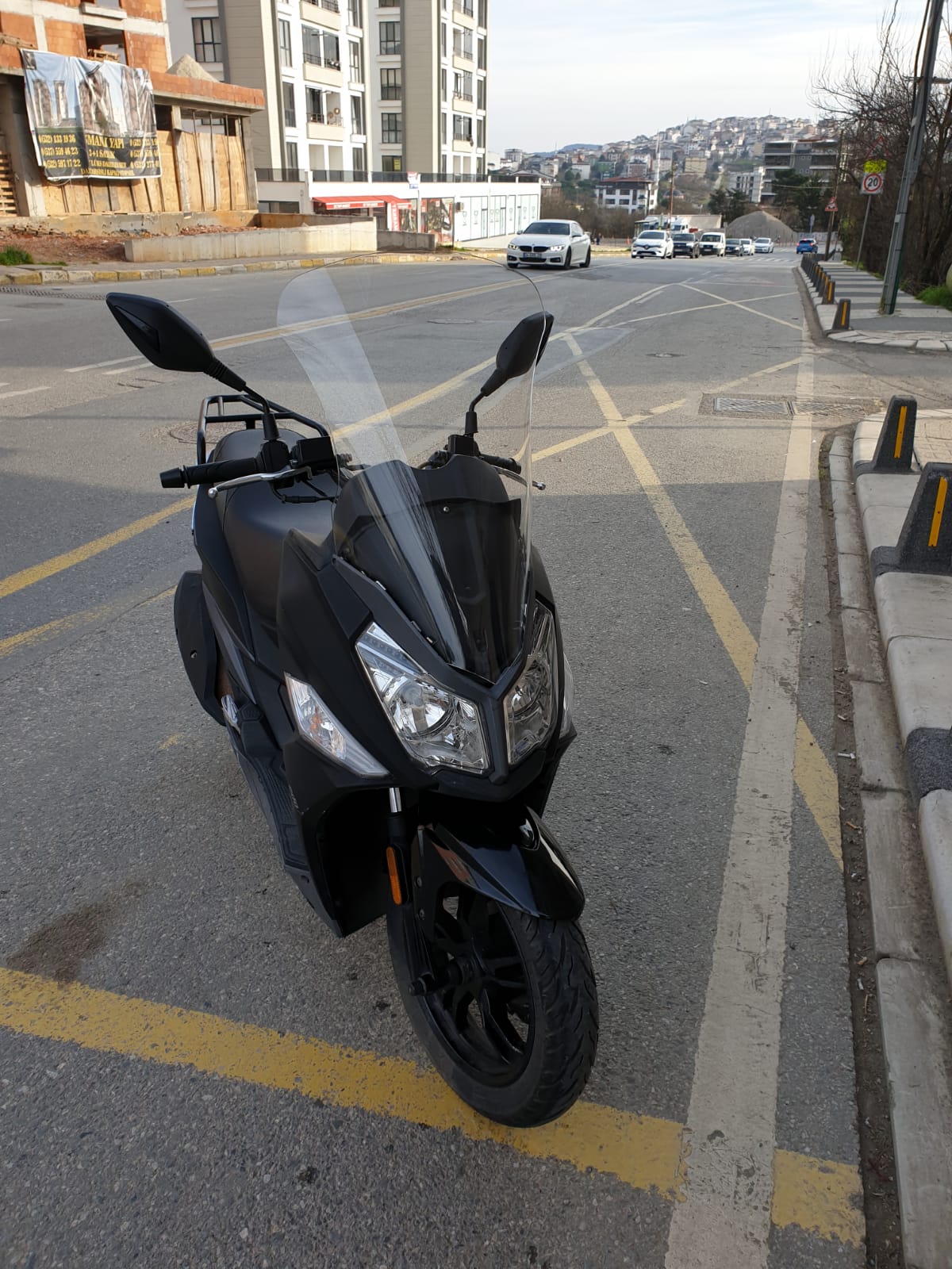 SYM JET 14 200 Siperlik Ön Cam 2017-2025 Model 72cm Şeffaf Renkli 4mm UZUN CAM