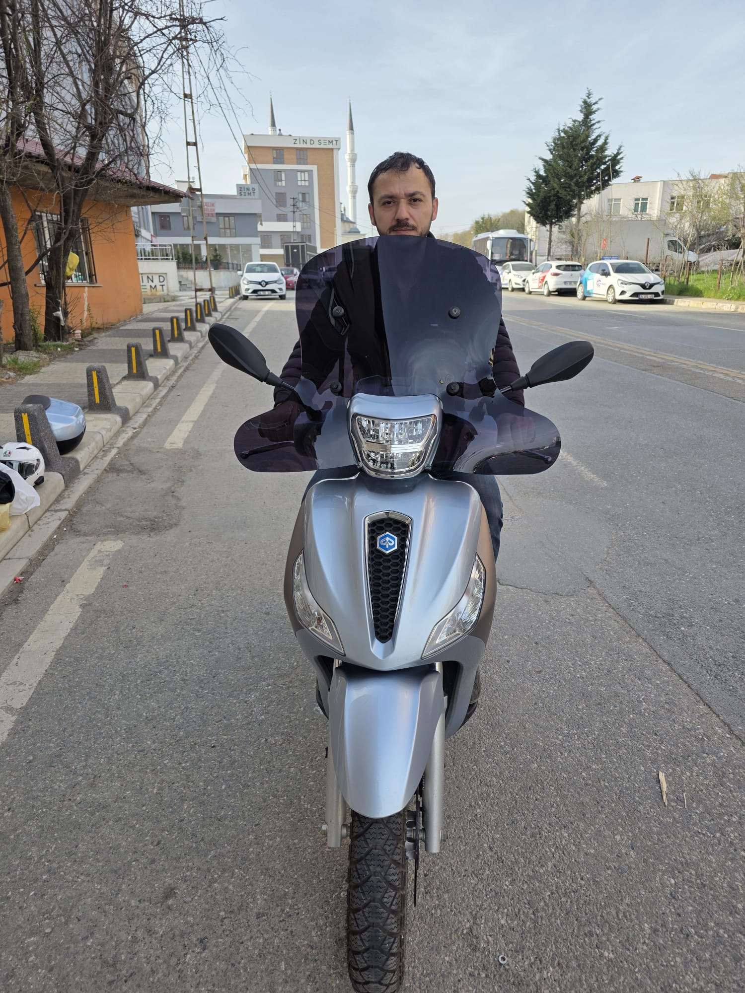 Piaggio Medley S 150 Ön Cam 2021-2025 Model 56cm  Siyah Renkli Elcikli APARATSIZ GÖNDERİLİR