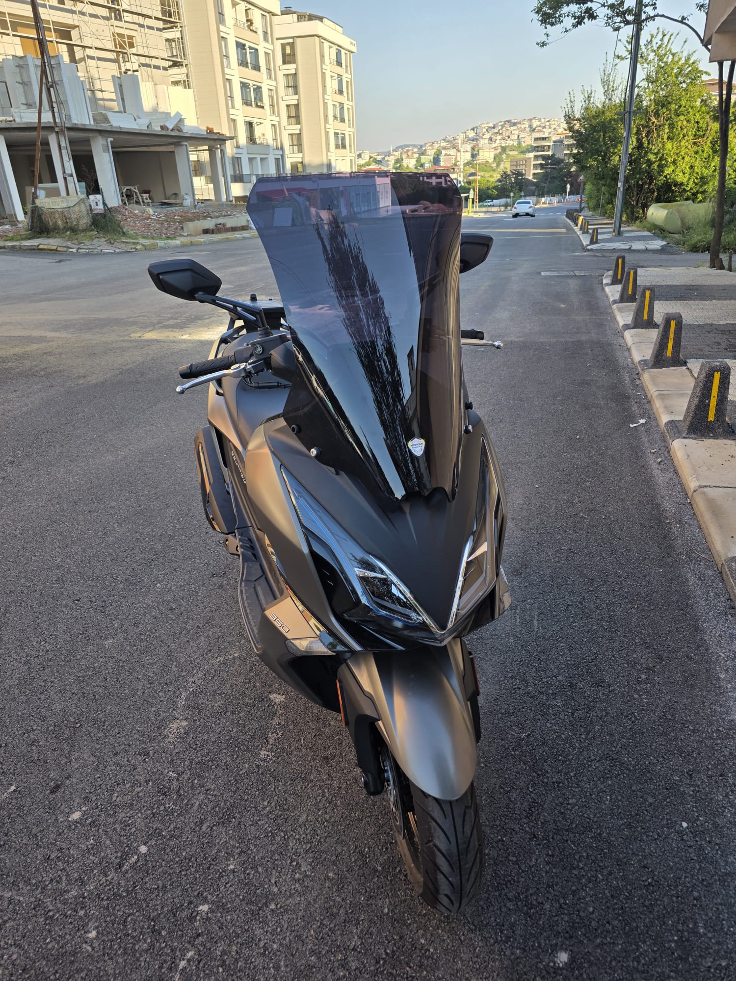 Kymco Downtown GT 350 Siperlik Ön Cam 2025 Model 62cm Siyah Renkli 4mm