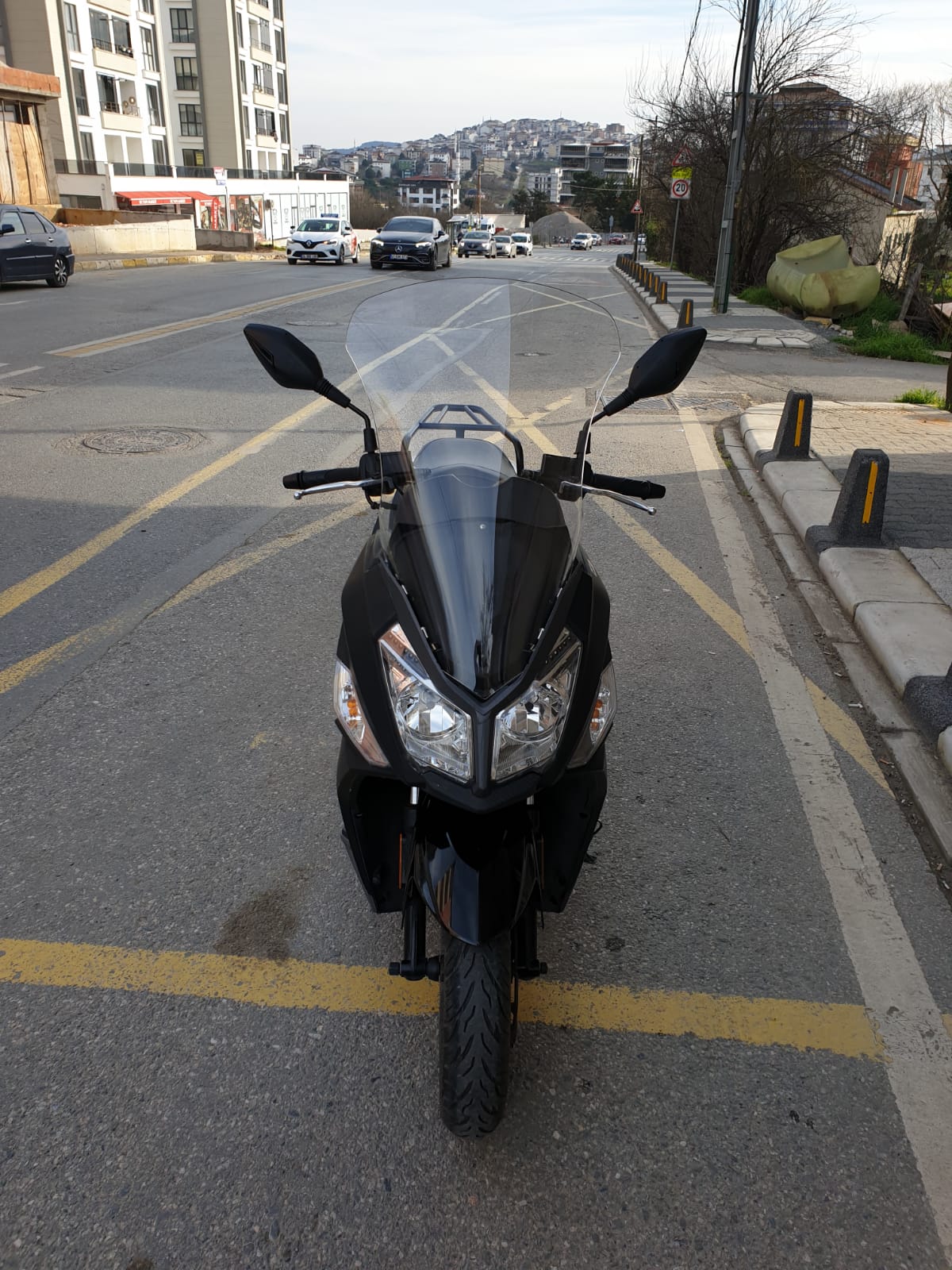 SYM JET 14 200 Siperlik Ön Cam 2017-2025 Model 65cm Şeffaf Renkli 4mm UZUN CAM