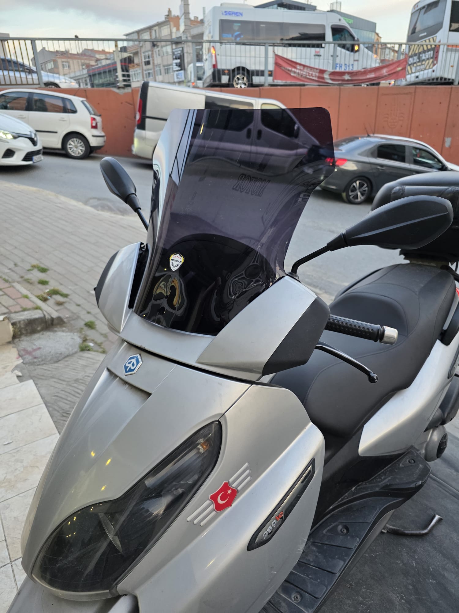 Piaggio X7 Siperlik Ön Cam 2007-2012 Model 43cm Siyah Renkli 4mm