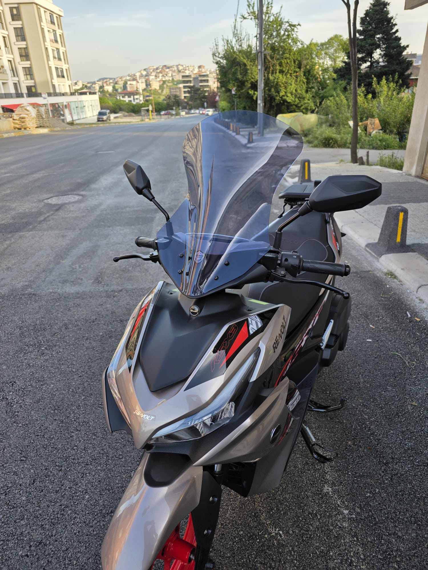 Revolt RSX3 Siperlik Ön Cam 2022-2025 Model 54cm Füme Renkli SPORTİF