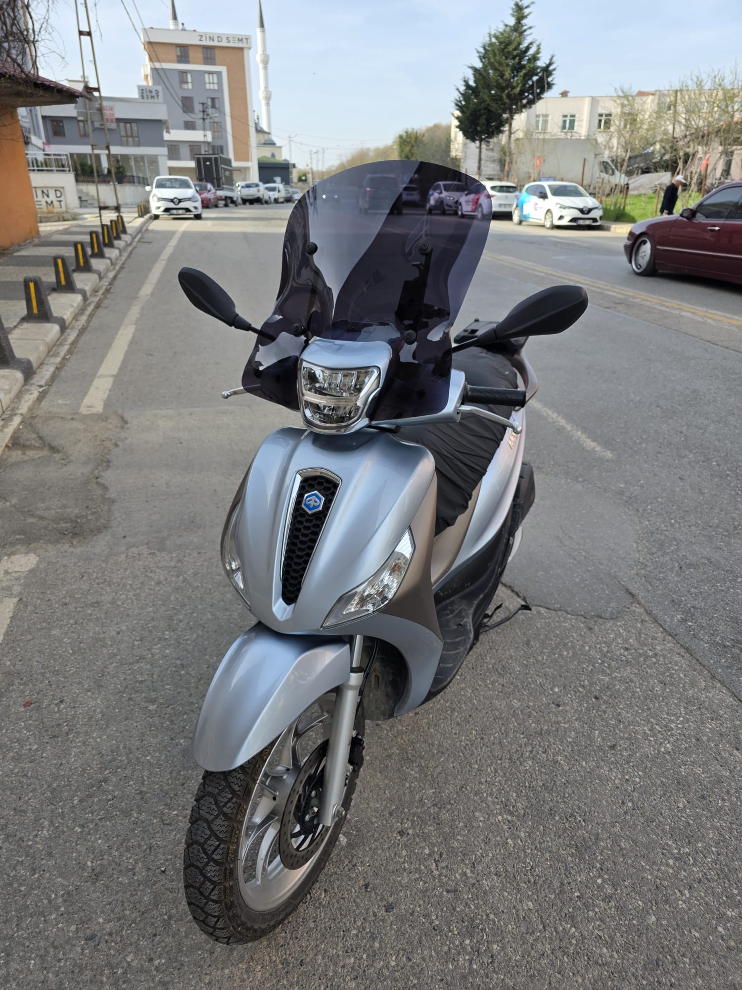 Piaggio Medley S 150 Ön Cam 2021-2025 Model 54cm  Siyah Renkli APARATSIZ GÖNDERİLİR